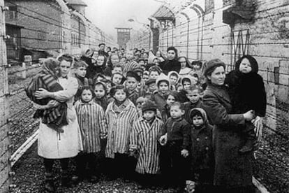 Supervivientes del campo de concentración de Auschwitz, tras su liberación.