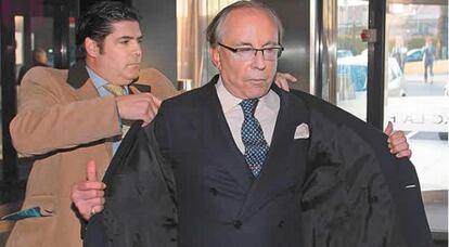 Ruiz-Mateos a la entrada del hotel de Pozuelo en el que convocó a la prensa para anunciar la solicitud voluntaria del concurso de acreedores para varias de sus empresas