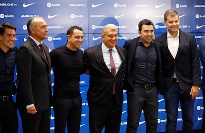 Bojan Krkic, Rafael Yuste, Xavi Hernandez, Joan Laporta y Deco, en el acto de hoy.