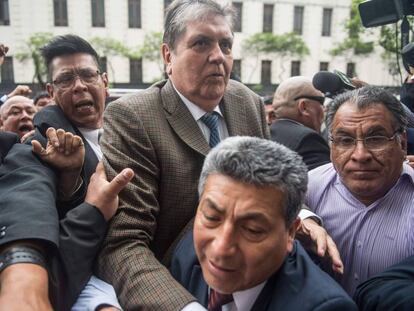 El expresidente peruano Alan García llega a la sede de la Fiscalía de Lima, este jueves.  