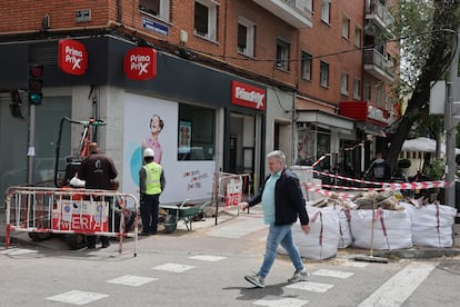 La esquina de la calle de Hermanos García Noblejas, en la que los edificios 15 y 17 han estado 36 horas sin luz.