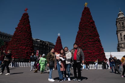 Visitantes en la decoración navideña del zócalo de Ciudad de México, en 2023.