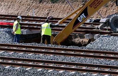 Operarios de Renfe reparan el socavón de las vías de la ronda sur de Zaragoza, paralelas a las del AVE.