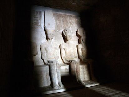 Estatuas de Ramsés II y Amun, en el santuario interior del templo de Abu Simbel.