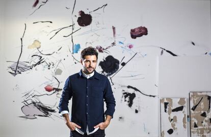 El artista Secundino Hernández, en su estudio.