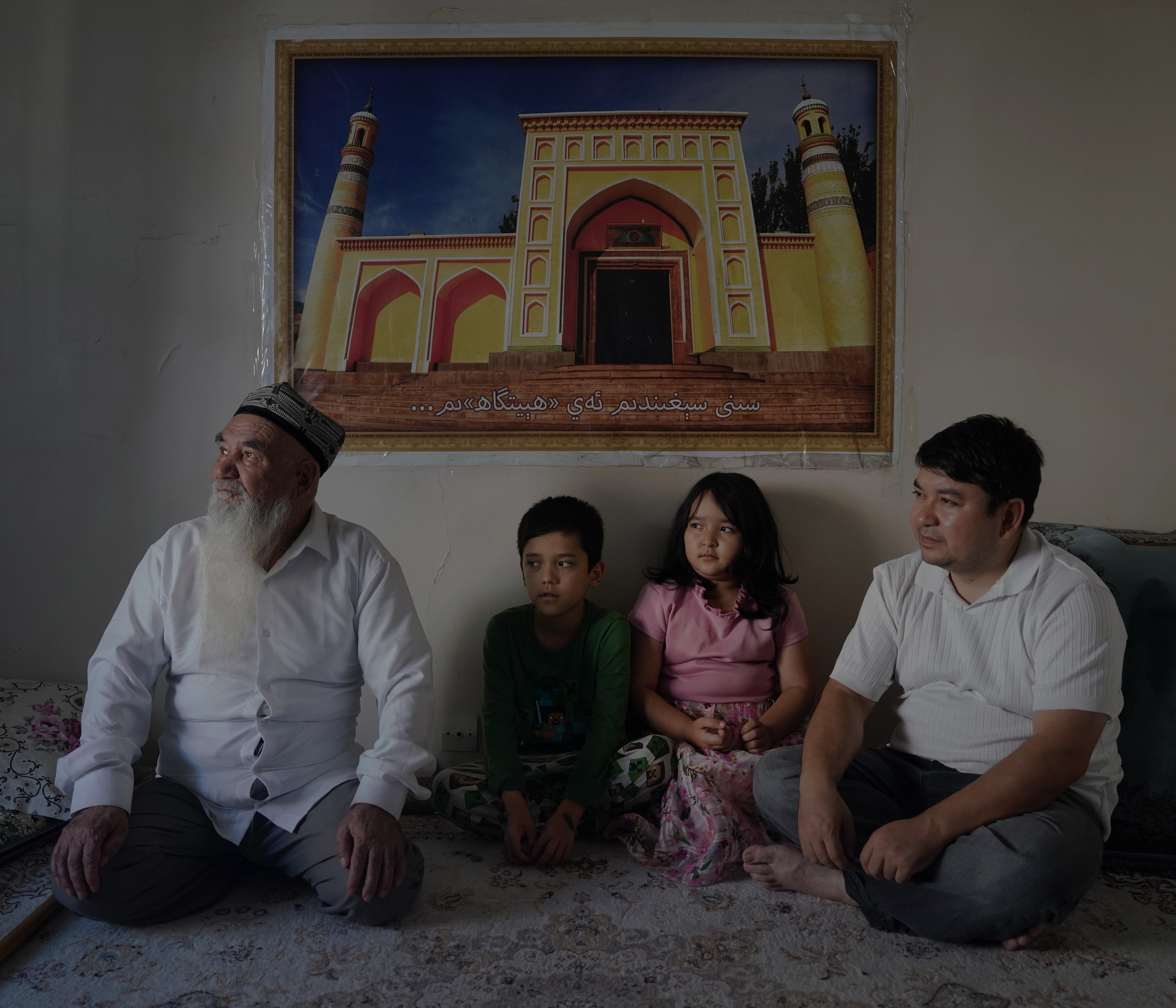 Lokman Hira en su casa de Estambul, con su padre y sus hijos.
