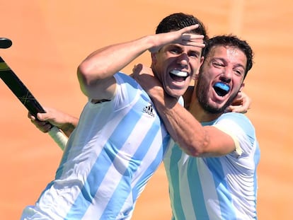 Manuel Brunet y Joaquín Menini celebran el cuarto gol argentino ante Alemania.