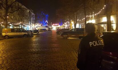 Una plaza en la ciudad de Potsdam tras ser desalojada por una actuación policial al encontrarse un paquete sospechoso en el mercado navideño.