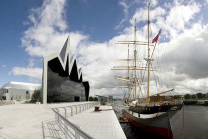 Las geometrías de vidrio y cinc de Zaha Hadid en el Riverside Museum, en la confluencia de los ríos Clyde y Kelvin en Glasgow.