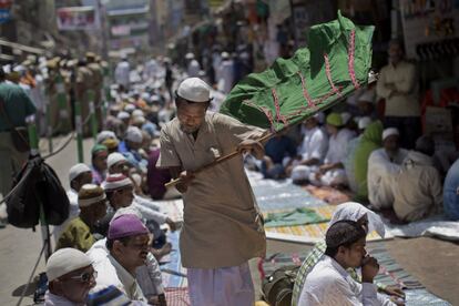 Miles de peregrinos de diferentes partes de India asisten al festival anual Urs en Ajmer, que marca el aniversario de la muerte del santo sufí Khwaja Moinuddin Chisti, en Rajastán, India.