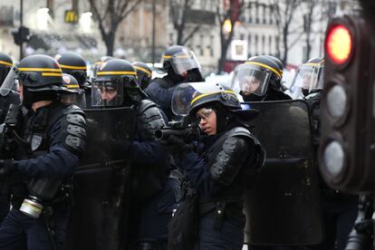 Una agente antidisturbio apunta con su arma durante la manifestación en París.