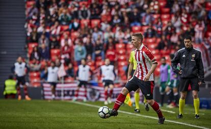 Muniain conduce el balón.