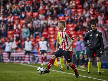 Muniain conduce el balón.