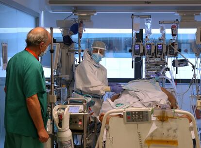 Juan Jose Rubio, jefe de servicio de cuidados intensivos supervisa la evolución una paciente ingresada por coronavirus en el hospital Puerta de Hierro (Madrid).