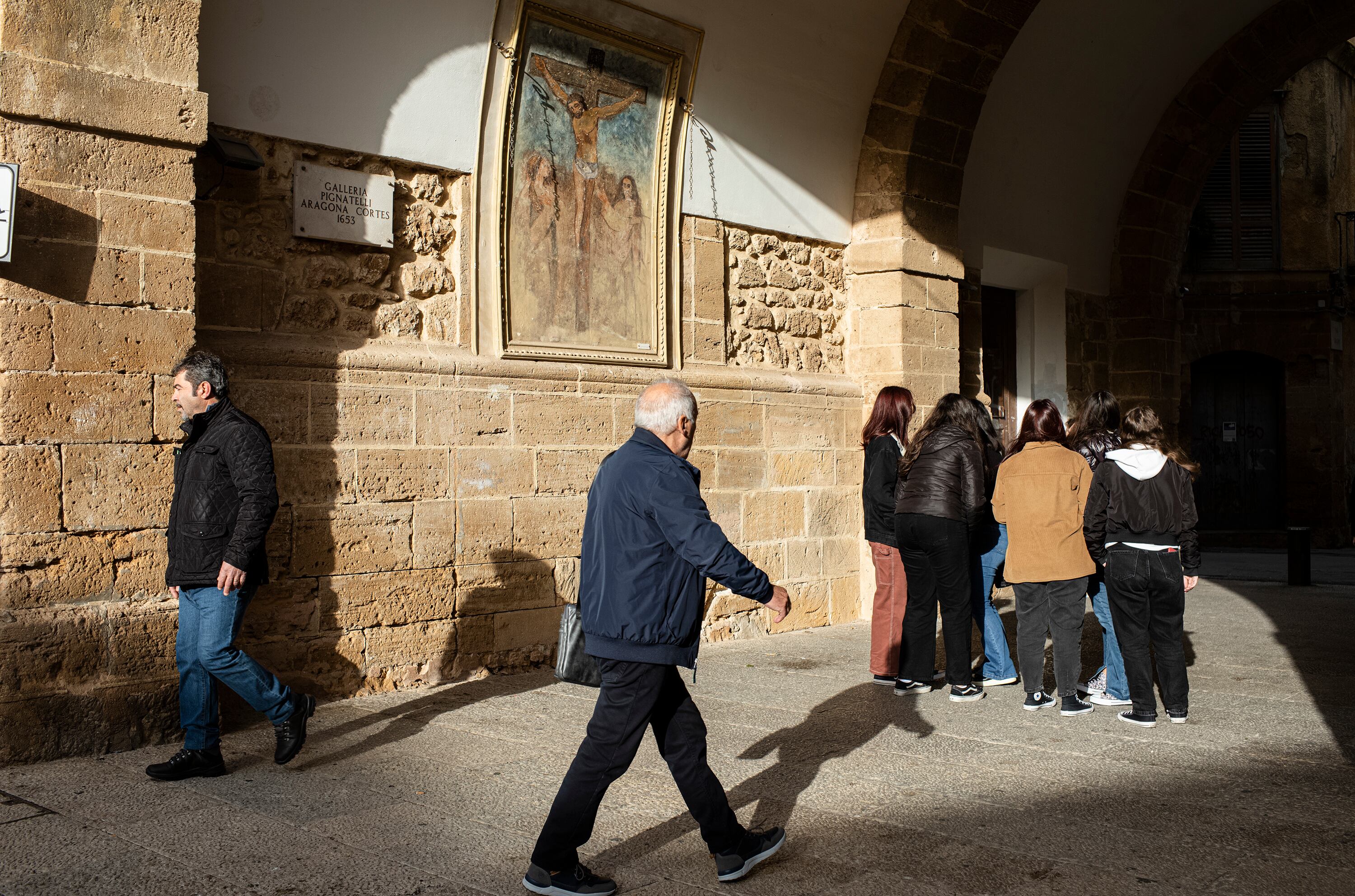 Vecinos de Castelvetrano, pueblo natal de Messina Denaro, pasean por el centro del municipio.