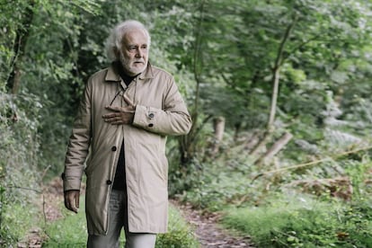 Andrés, paseando cerca de su casa en Elizondo (Navarra).