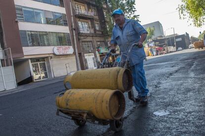 Un repartidor de gas, uno de los productos que más se han encarecido, en la Ciudad de México.