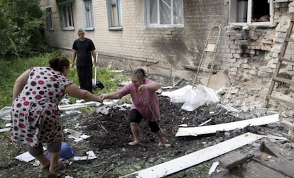 Una mujer, frente a un edificio que fue atacado en Donetsk.