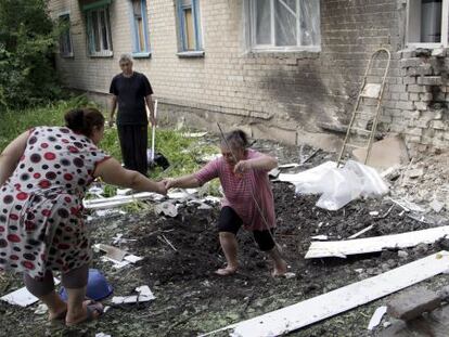 Una mujer, frente a un edificio que fue atacado en Donetsk.