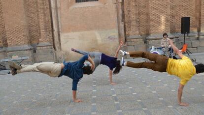 La companyia Ertza Dantza interpretarà 'El xou de l'espectador', una fusió de teatre i dansa que comptarà amb la participació del públic.