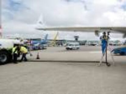 Un trabajador llena un avión de la aerolínea en el aeropuerto holandés de Schipol. EFE/Archivo