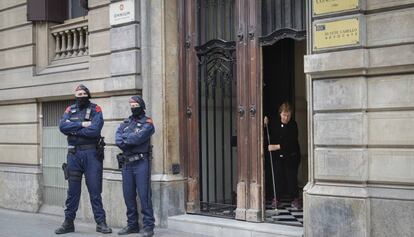 Mossos custodien la seu d'Òmnium durant l'escorcoll, al març.