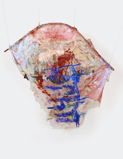 Suzanne Jackson. "Caligráfico Rojo", 2022 Acrylic, paper rolls, paint rag, produce bag netting 59 x 61 x 3 inches (149.9 x 154.9 x 7.6 cm) (AO 3078) Copyright © Suzanne Jackson. Courtesy the Artist and Ortuzar Projects, New York. Photo: David Kaminsky.