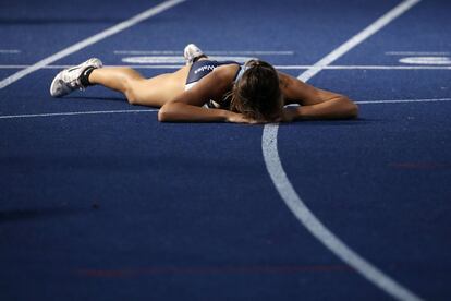 Tiarna Mason, de Nueva Gales del Sur, se tumba boca abajo en la pista tras competir en la final femenina sub 20 de 200 metros, en los campeonatos de atletismo australianos en Sidney (Australia).