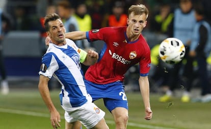 Víctor Sánchez ante Kuchayev, en el CSKA-Espanyol.