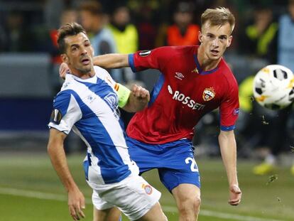 Víctor Sánchez ante Kuchayev, en el CSKA-Espanyol.