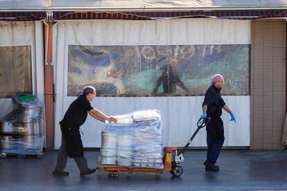 Trasiego de barriles y ollas durante las tareas de desmantelamiento de los restaurantes del Puerto Olímpico, este lunes.
