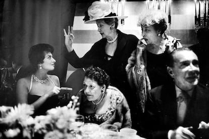 Hedda Hopper y Louella Parsons hablan con Sophia Loren en una fiesta.
