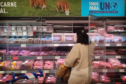 Un cartel en un supermercado indica "El compromiso con el planeta", este jueves.