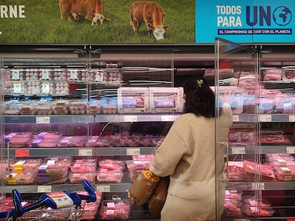 Un cartel en un supermercado indica "El compromiso con el planeta", este jueves.