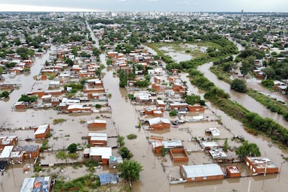 En 12 horas la ciudad recibió la cantidad de lluvia equivalente a las precipitaciones de más de cuatro meses, por lo que quedó bajo el agua. 