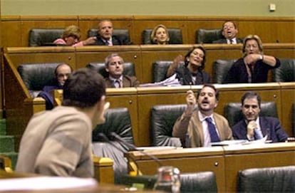 Otegi (de espaldas) dirigía ayer insultos a los parlamentarios del PP en la Cámara de Vitoria.