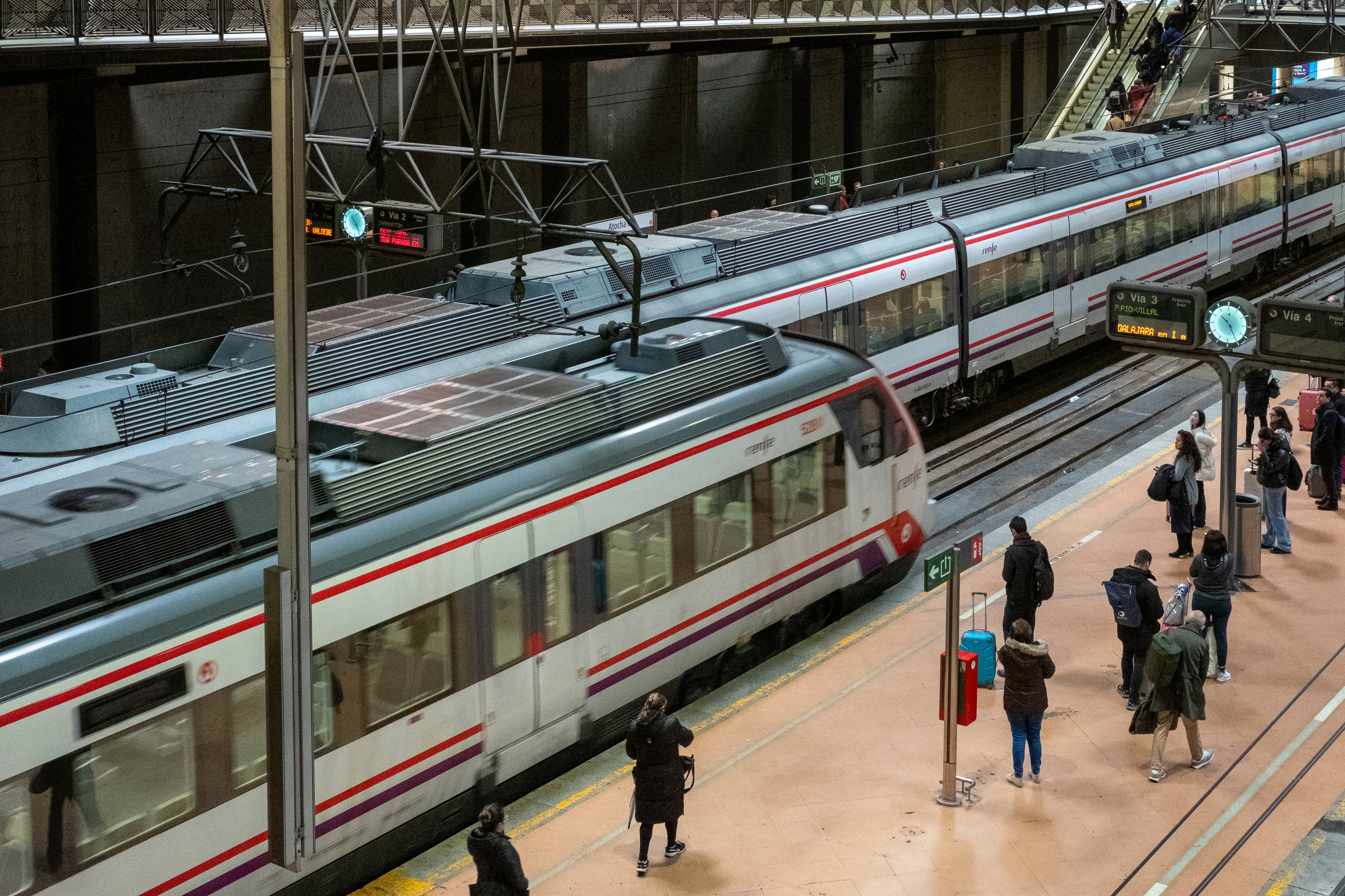 Pasajeros esperando un tren de cercanías en Valencia. 