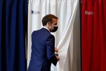 El presidente francés, Emmanuel Macron, en un colegio electoral.