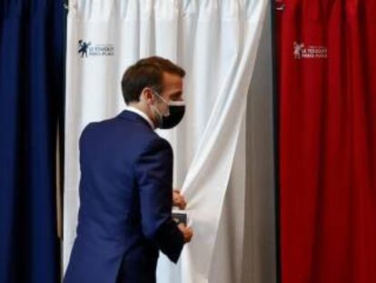 El presidente francés, Emmanuel Macron, en un colegio electoral.