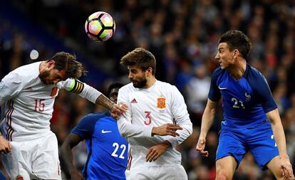 Sergio Ramos y Piqué luchan por un balón aéreo.