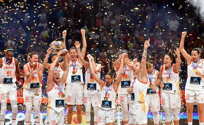 El equipo español con el trofeo después de ganar a Francia la final del torneo de Eurobasket femenino, el 7 de julio, en Belgrado.