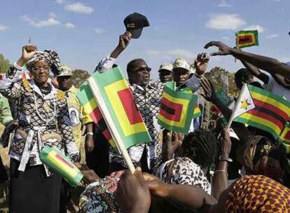 Mugabe saluda a sus seguidores en un mitin ayer en Banket.