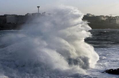 Fuerte oleaje en la playa de A Coruña. / Cabalar (EFE)