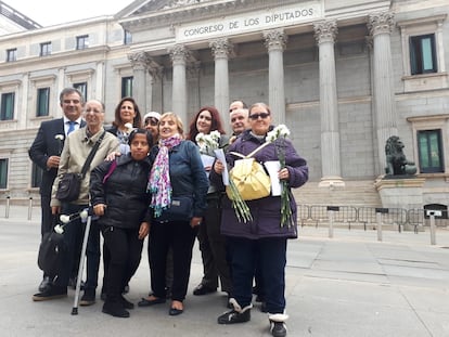 Miembros del Cermi celebran la aprobación de la reforma de la ley electoral, en 2018. 