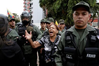 Una partidaria del presidente venezolano, Nicolás Maduro, protesta frente a los partidarios de la oposición fuera del Tribunal Supremo de Justicia.