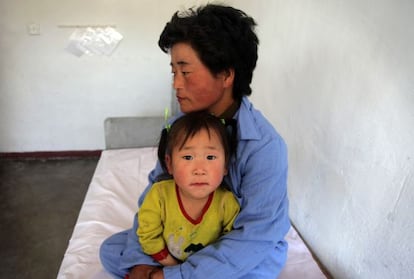 Madre con su hijo en un hospital pediátrico apoyado por Unicef y el Programa Muncial de Alimentos en Corea del Norte.