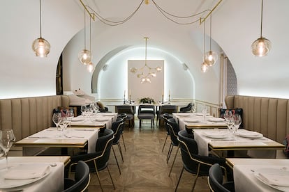 Espacios especiales a elegir

El Petit Salon, el Jardin d'Hiver (en la imagen) y la Sala de Piedra son tres salas que Antoinette adapta a comidas y cenas de grupo a partir de ocho comensales. Esta brasserie francesa situada en el centro de Madrid, junto a la plaza de Callao, propone menús grupales de 40, 50 o 60 € en los que no faltan spécialités como la Crème brûlée o el Boeuf bourguignon.