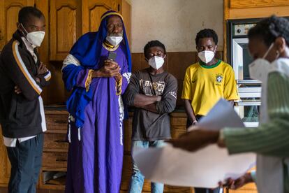 La voluntaria de la Cruz Roja sudafricana, Marrieth Ndlela, explica a cuatro migrantes congoleños en qué consiste el programa Restoring Family Links, una iniciativa para que quienes han perdido a sus seres queridos los encuentren. En Pretoria, Sudáfrica, el 18 de diciembre de 2020.