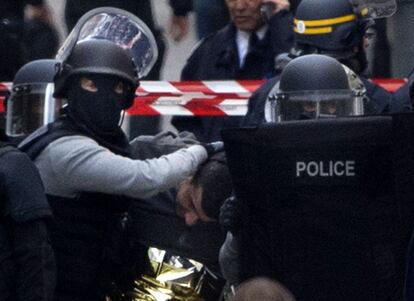 Un hombre es detenido durante la operación en el barrio de Saint Denis en París (Francia).