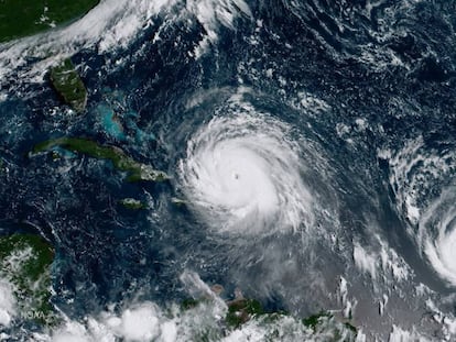 Fotografía tomada desde el satélite GOES-16 que muestra al huracán Irma (izquierda) y al huracán José, el pasado 7 de septiembre.